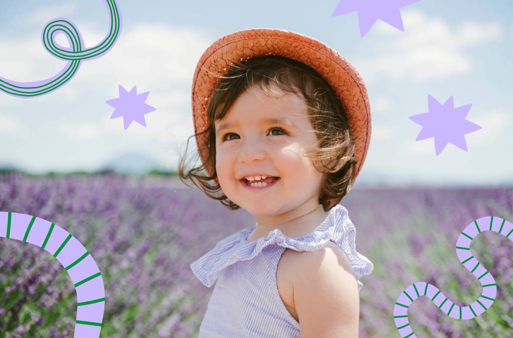 nomes compostos femininos Menina sorridente de pé em um campo de lavanda