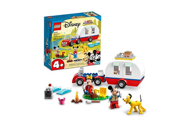 Acima, caixa de papel que a embalagem de um brinquedo de blocos de montar em formato de trailer e outros itens que remetem a um acampamento. Há também bonecos do Mickey, da Minnie e do Pluto. Abaixo, todos estão fora da caixa.