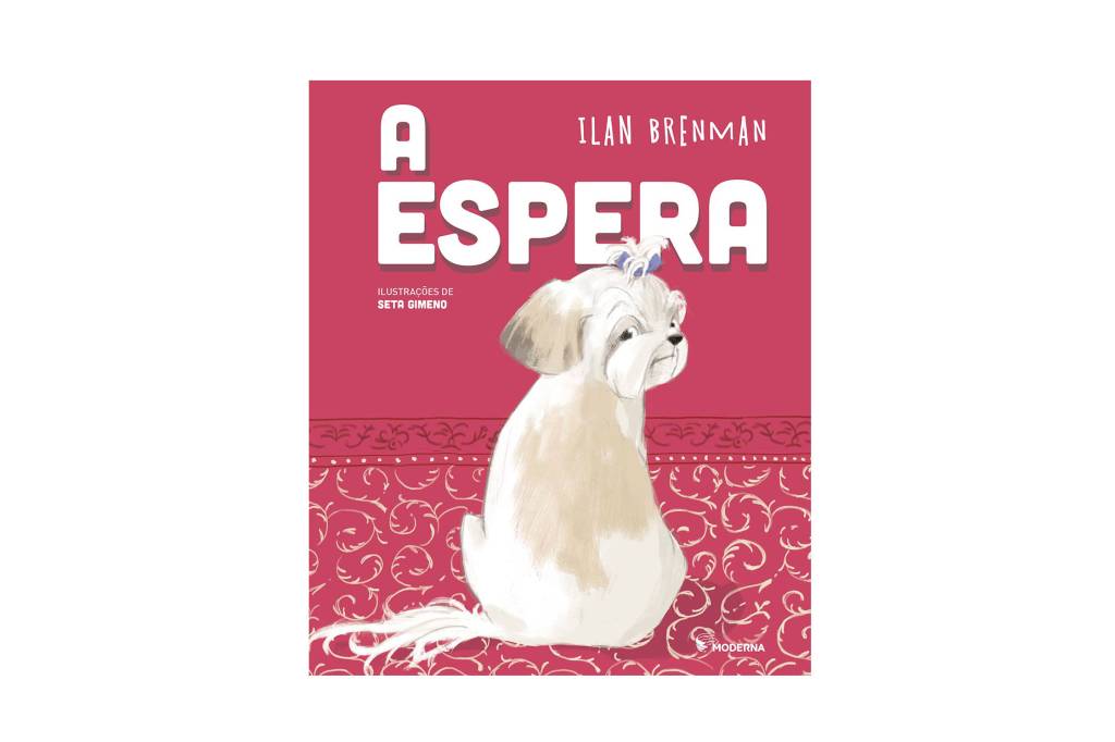 Sobre fundo branco, a capa de um livro infantil de cor rosa escuro, com a ilustração de um cachorro pequeno e branco, sentado sobre um tapete rosa escuro. Com letras brancas, está escrito em cima "A espera"