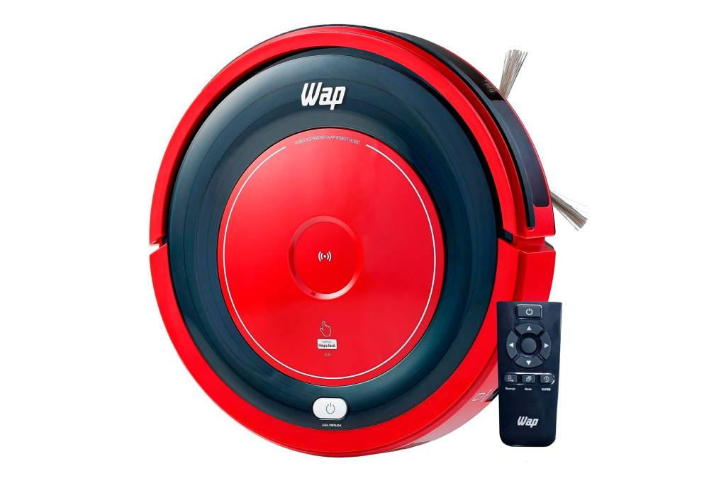 Sobre fundo branco, aspirador robô em formato circular, vermelho vivo e com uma borda preta. Ao lado, há um controle remoto retangular pequeno preto e com botões.