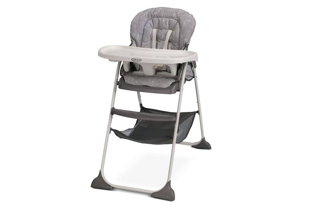 Cadeira de alimentação infantil, com dois suportes para chão, toda cinza, com bandeja.