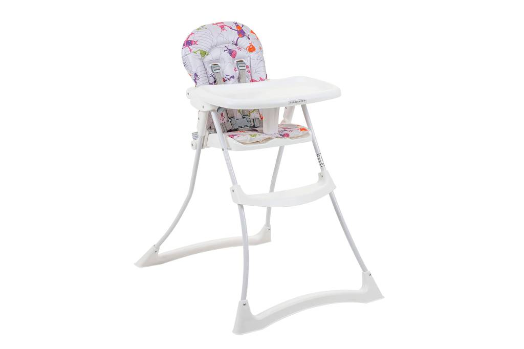 Cadeira infantil de alimentação branca com dois pés ded apoio no chão. A cadeira tem ilustrações coloridas de monstrinhos.
