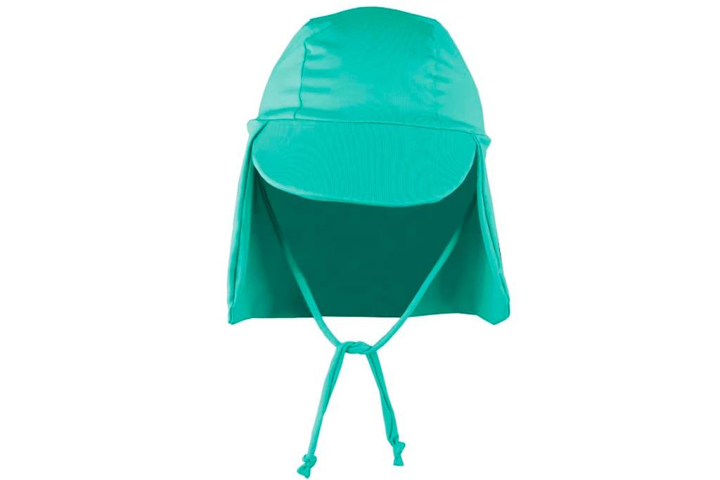 Sobre fundo branco, chapeuzinho de praia e piscina para bebê. Tem cor verde água, aba na frente, uma proteção em volta para pescoço e cordinha para amarrar.