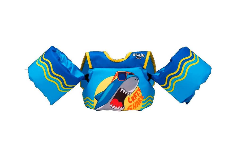 Sobre fundo branco, colete infantil salva-vidas azul com desenho de tubarão com a boca aberta.