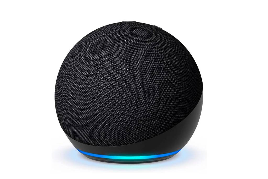 Na imagem, um echo dot preto, em formato redondo, como uma caixinha de som. A base tem led azul.