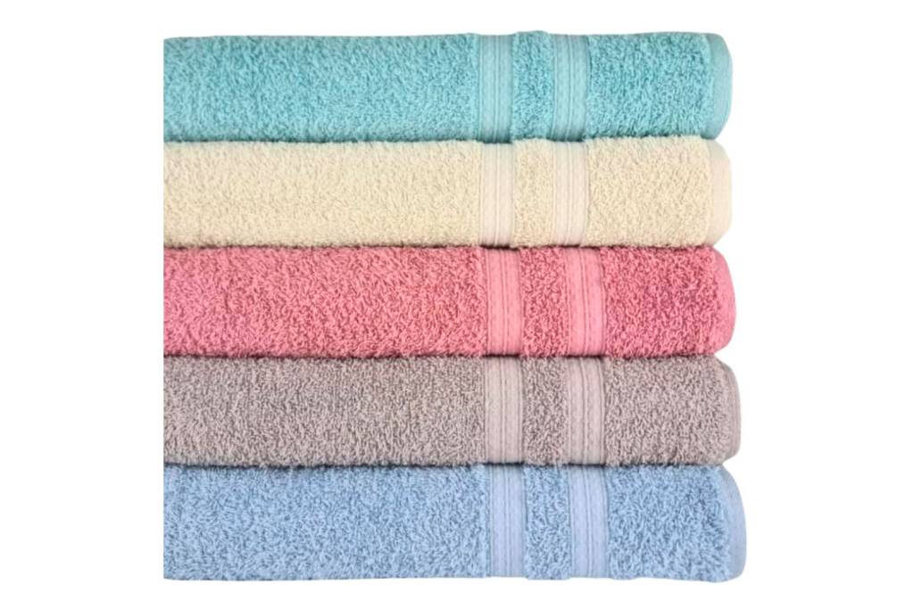 Pilha de toalhas sobradas seguindo as cores, de baixo para cima: azul claro, cinza, rosa, creme, turquesa. Fundo branco.