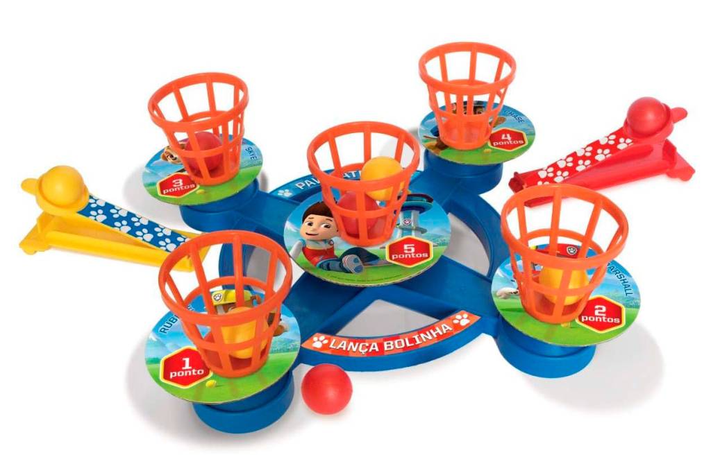 Sobre fundo branco, brinquedo de suporte azul com cestinhas de cor laranja, com bolinhas também laranjas dentro delas. São cinco cestinhas.