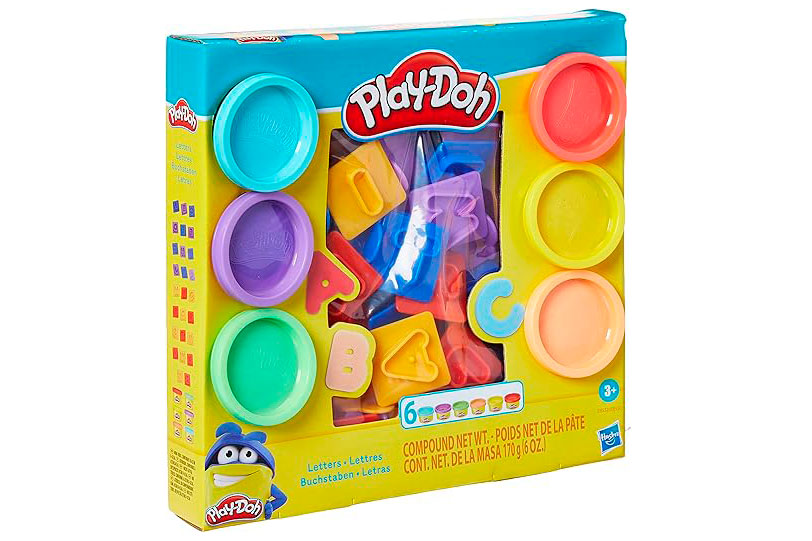 Caixa de embalagem colorida com as forminhas de letras coloridas e 6 tampinhas coloridas dos potes de massina.