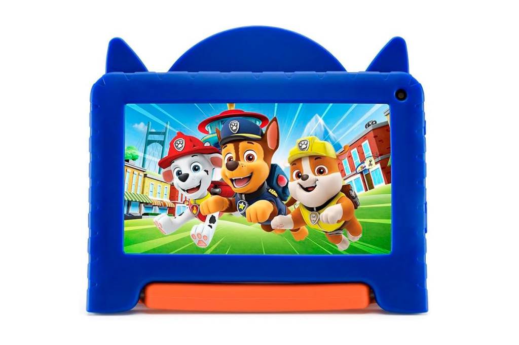 Sobre fundo branco, tablet de bordas azuis com duas orelhinhas na parte de cima. Na ela, há a imagem de três cachorros correndo e sorrindo.