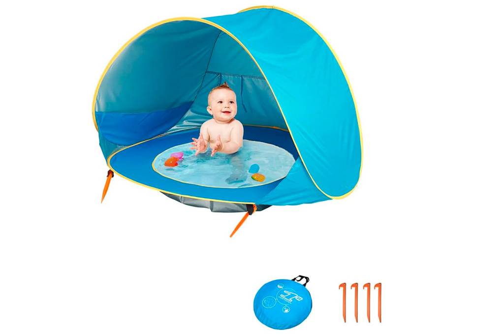 Sobre fundo branco, no centro, uma tenda azul para bebê, com água dentro, na parte da piscininha, e um bebê sorrindo e de pele clara brincando. No canto inferior direito da imagem, a tenda fechada em formato circular e as hastes para fixar no chão.