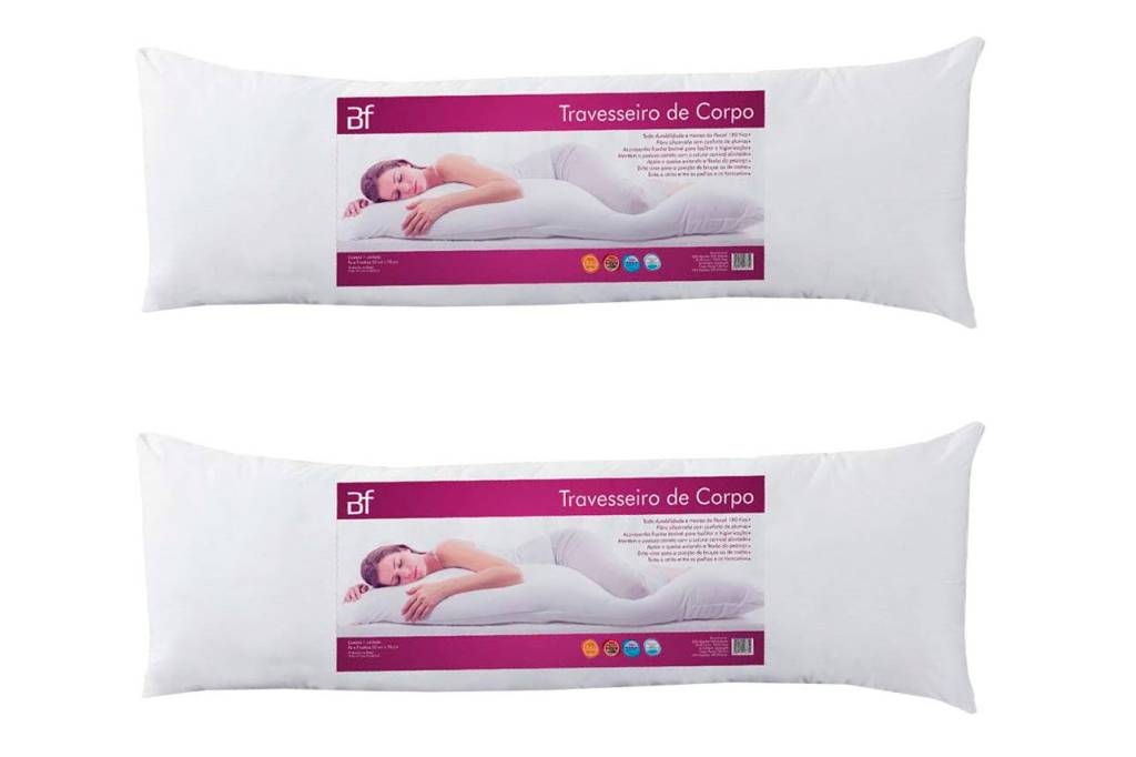 Sobre fundo branco, há dois travesseiros iguais na horizontal, paralelos um em relação ao outro. São brancos, retangulares e têm um papel com a imagem de uma mulher dormindo abraçada com eles. O papel é branco com bordas roxas.