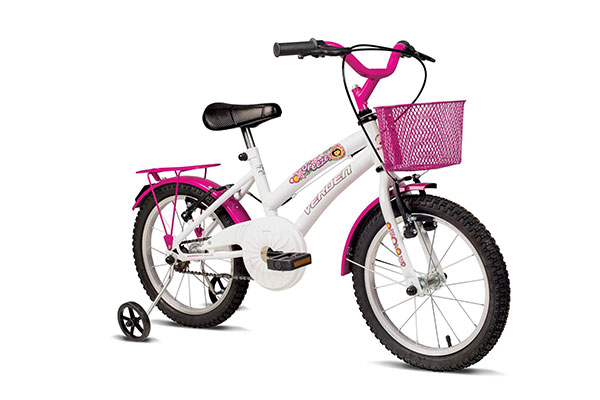 Bicicleta infantil com cestinha na frente e rodinhas de apoio nas laterais. Ela é branca com detalhes em rosa