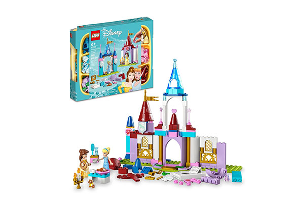 Castelo colorido de plástico junto com blocos de montar e pequenas bonecas. Atrás, está uma caixa de papel que tem a estampa desse mesmo castelo.