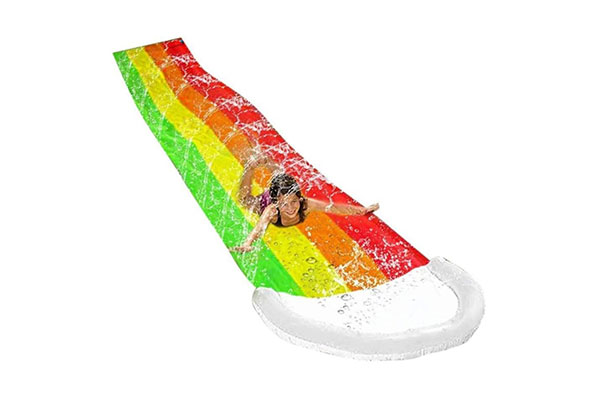 Menina de biquíni descendo de bruços por um escorregador plástico colorido e cheio de água