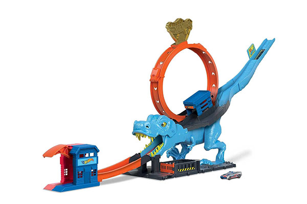 Pista de carrinhos de brinquedo em miniatura com looping e um dinossauro. Os carros passam por dentro da boca do animal.