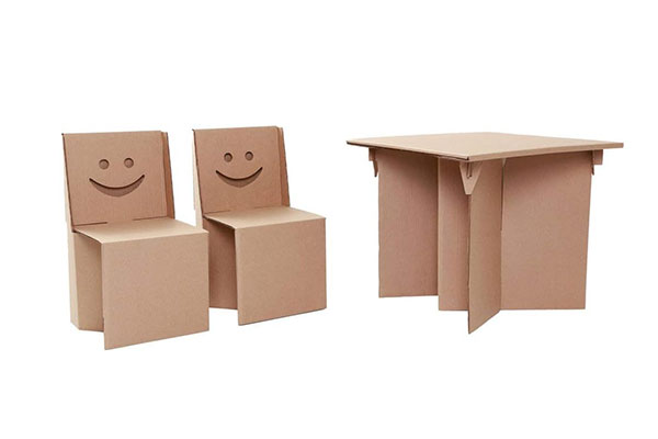 conjunto infantil com mesa e duas cadeiras, tudo feito em papelão