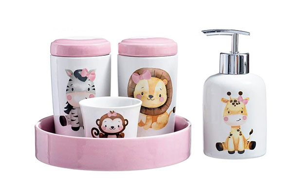 Kit de higiene formado por porta-sabonete e outros recipientes com estampas de zebra, macaco, leão e girafa