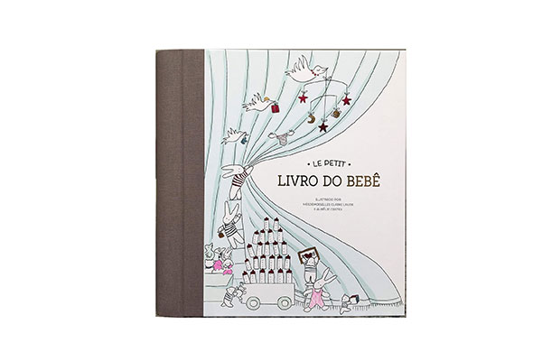Capa do livro Le Petit O Livro do Bebê com ilustrações de uma cortina sendo aberta com coelhinhos, pássaros voando e uma torre de mamadeiras