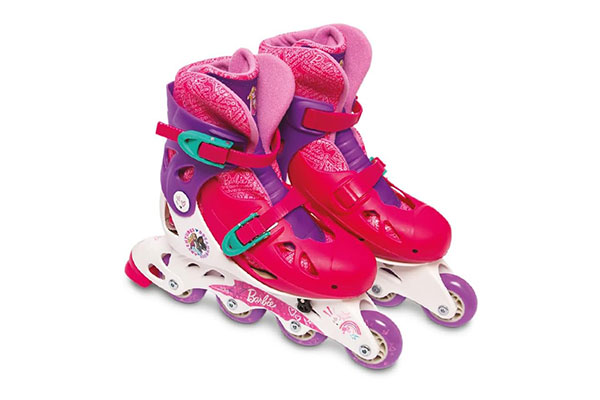 patins infantis e coloridos estilo roller, com uma roda atrás da outra. Ele tem imagens da boneca Barbie