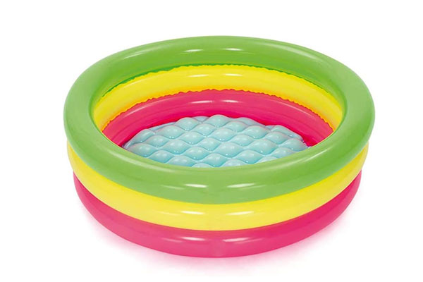 Piscina infantil redonda com fundo azul e laterais em rosa, amarelo e verde