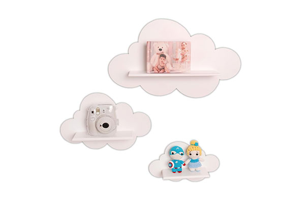 Três prateleiras de tamanhos diferentes em formato de nuvem. Sobre elas, á objetos como bonecos, uma câmera fotográfica e um porta-retrato