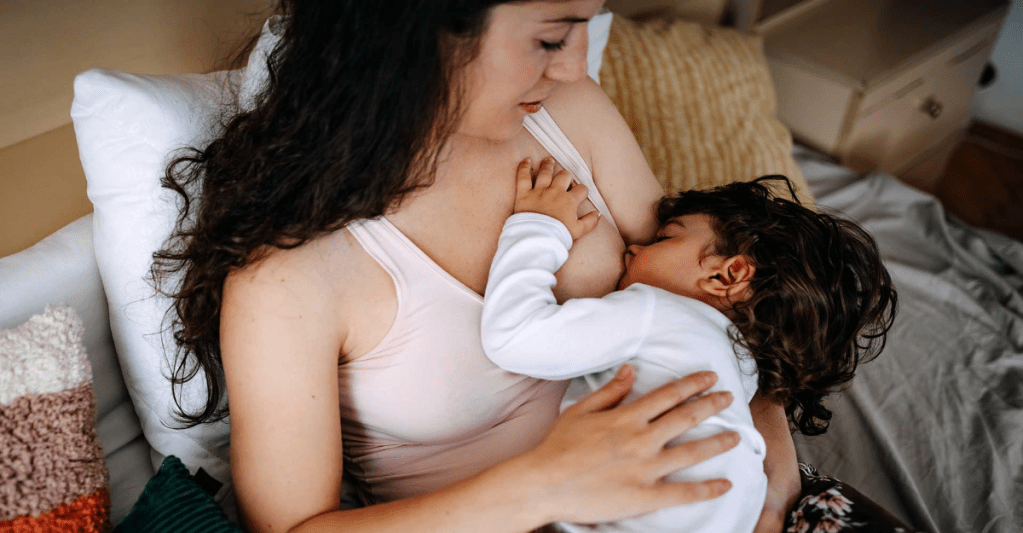 Sua dieta pode causar cólica no bebê? Entenda o que a ciência diz