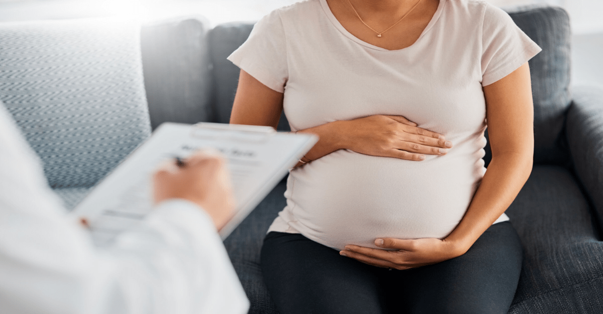 grávida sentada em consulta médica