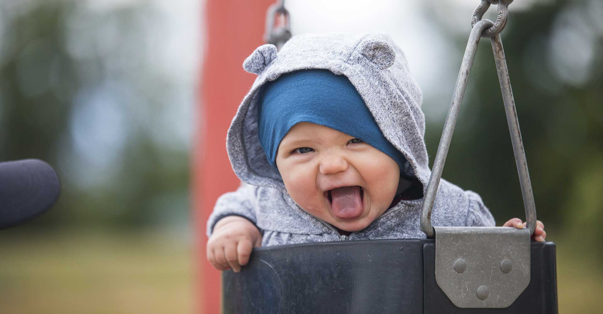 bebe rindo