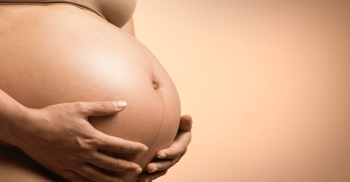 Mulher grávida segurando a barriga