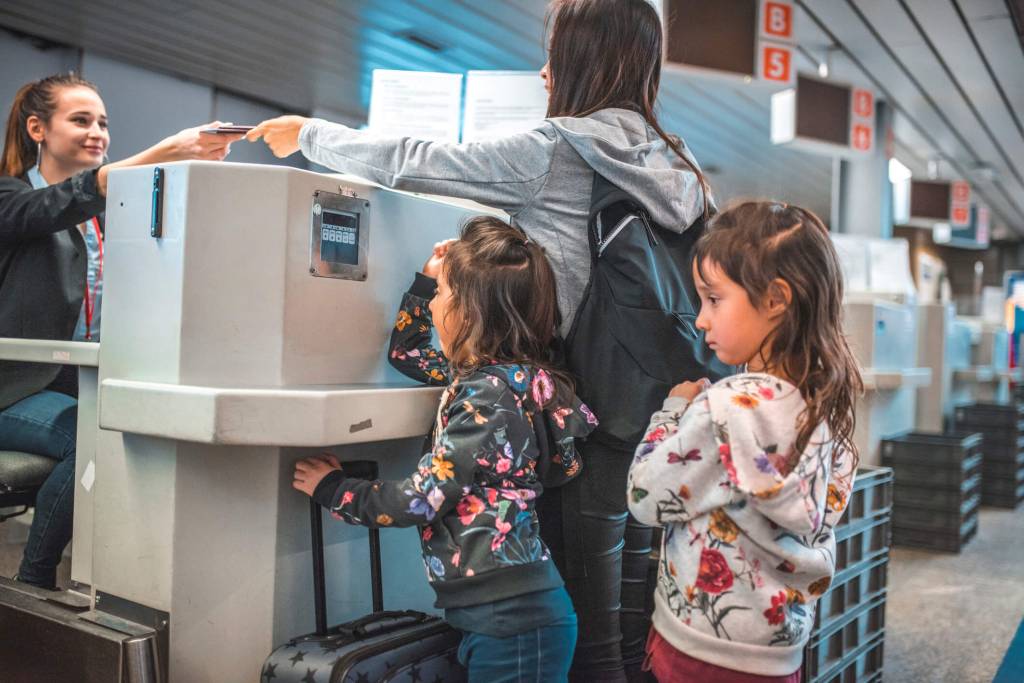 Regras e documentos para viajar com crianças e adolescentes