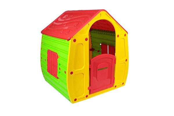 casinha de brinquedo de plástico e toda colorida. Ela tem uma janela na lateral e, na frente, uma porta que é mais baixa
