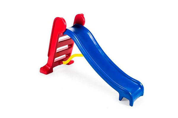 Escorregador plástico infantil com escada vermelha e rampa em azul