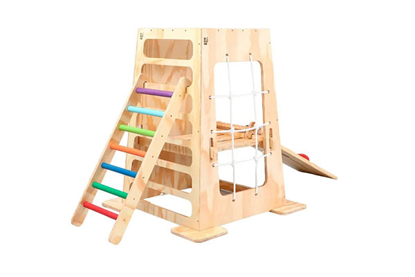 brinquedo de madeira formato por quatro estruturas que formam uma estrutura. De um lado, há uma escada com degraus coloridos. De outro, uma rede para escalada e, de outro, um escorregador