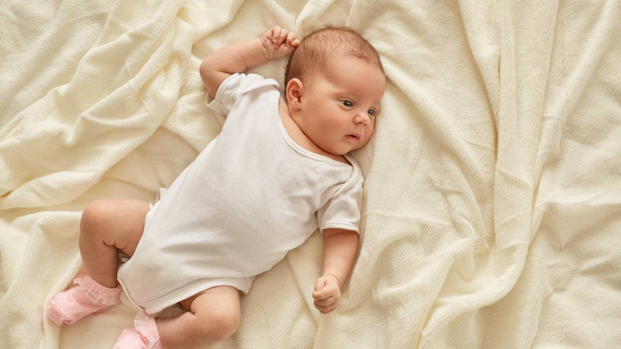 bebe-deitado-cama-freepik