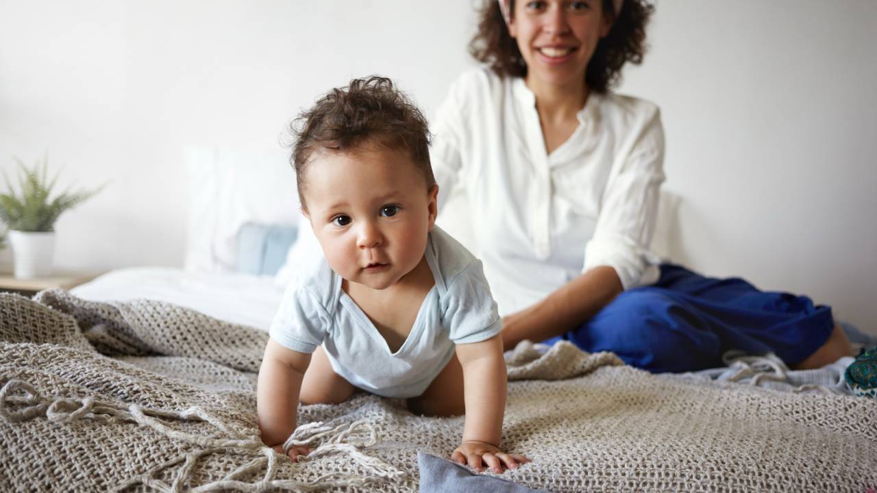 mae-bebe-cama-shurkin_son_freepik_83ef6f
