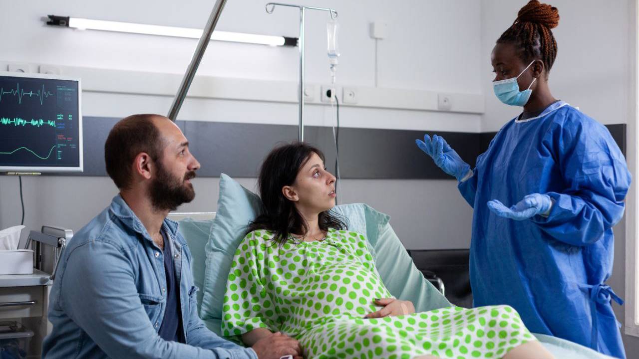 mae-gravida-e-pai-orientacoes-hospital-freepik -3
