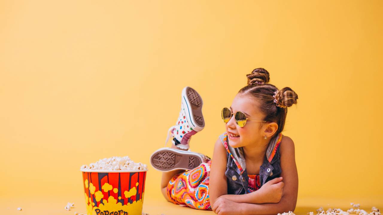 pipoca-menina-oculos_senivpetro_freepik