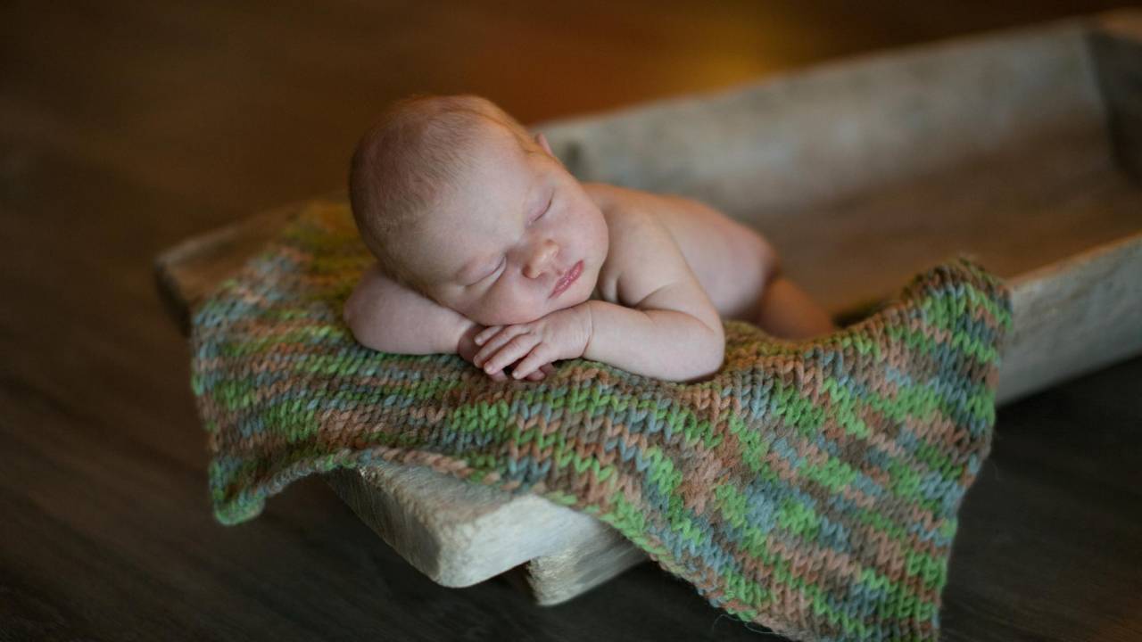 bebe-dorme-malha-colorida-Lebsnow-Freepik - 2