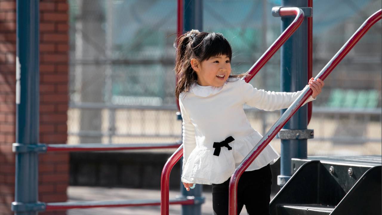 menina-japonesa-brinca-parque_Freepik