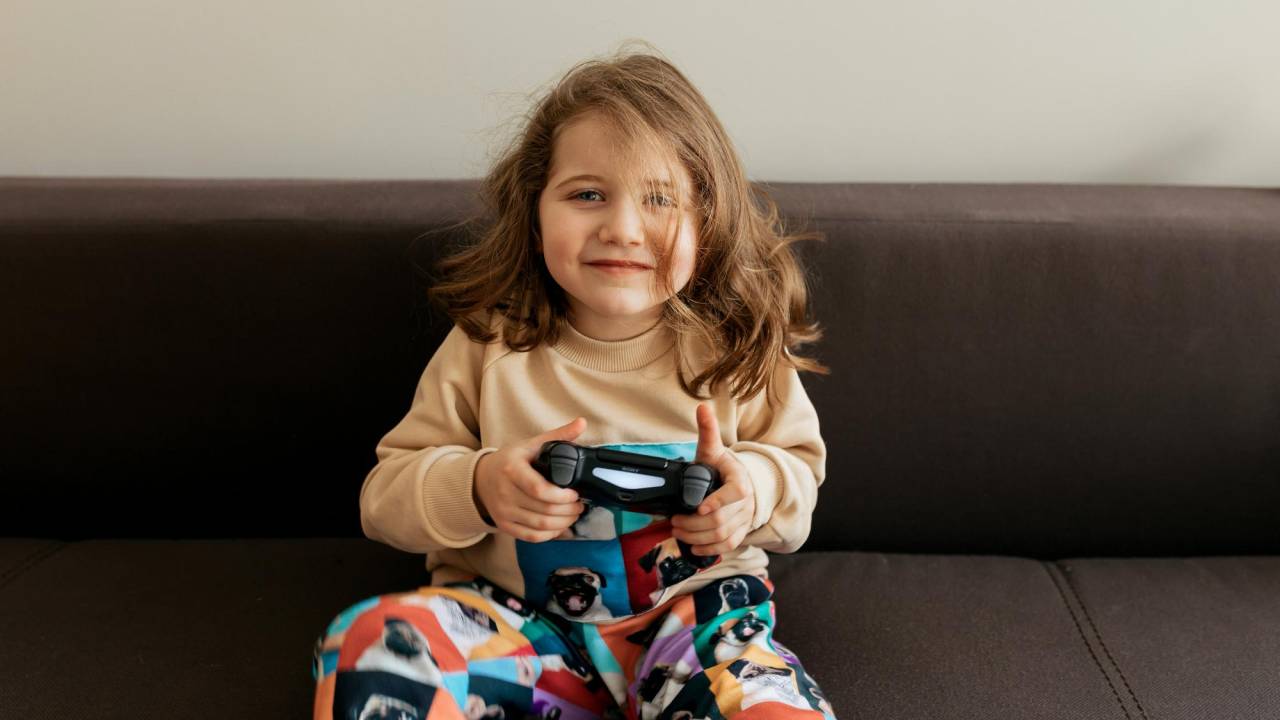 menina-videogame-sofa_ansiia_Freepik-2