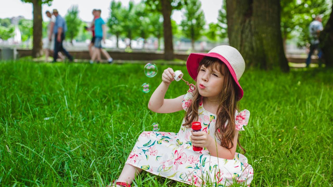 menina_bolhas_sabao_grama_parque_prostooleh_freepik-3