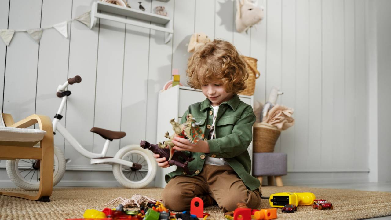 menino-brinquedos-quarto-freepik - 2