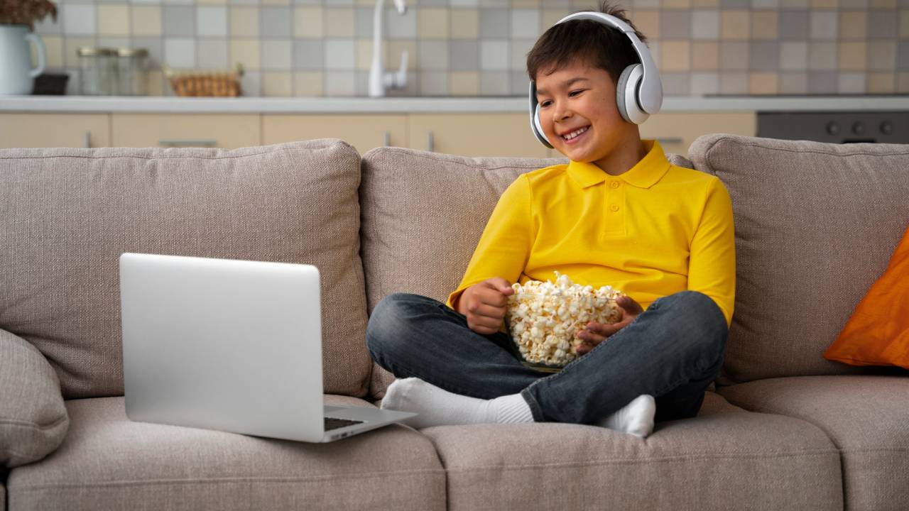 menino-ve-filme-computador-freepik - 2