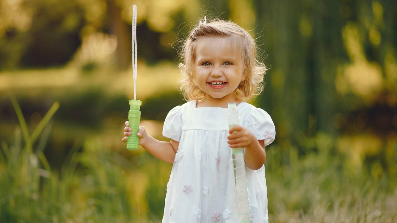 menina-brincando-parque-freepik-4