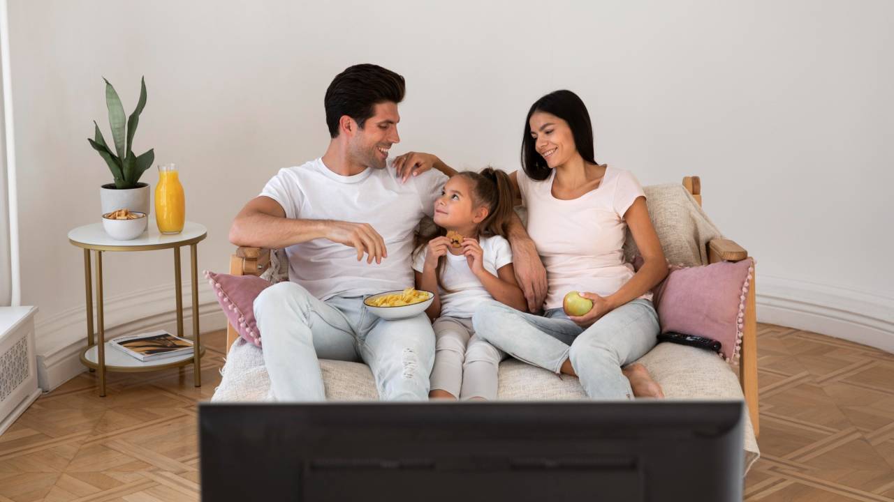 familia-tv-sala_Freepik - 2