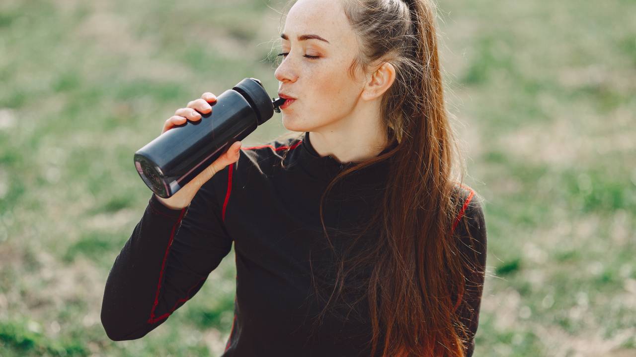 menina bebendo bebida energético esporte exercicios