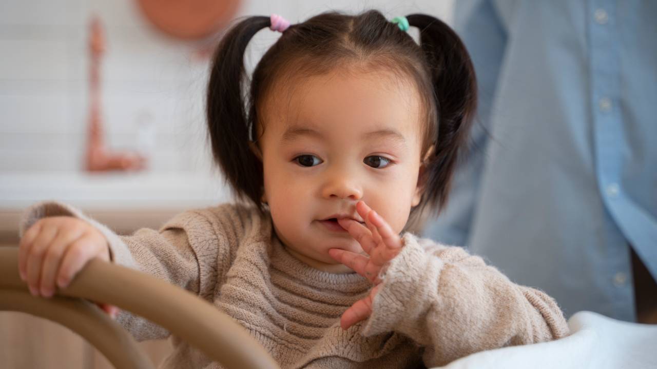 criança menina asiatica