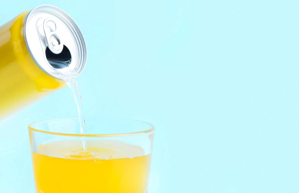 Faz mal tomar energético durante a gravidez? Confira dicas para lidar com o cansaço de maneira saudável